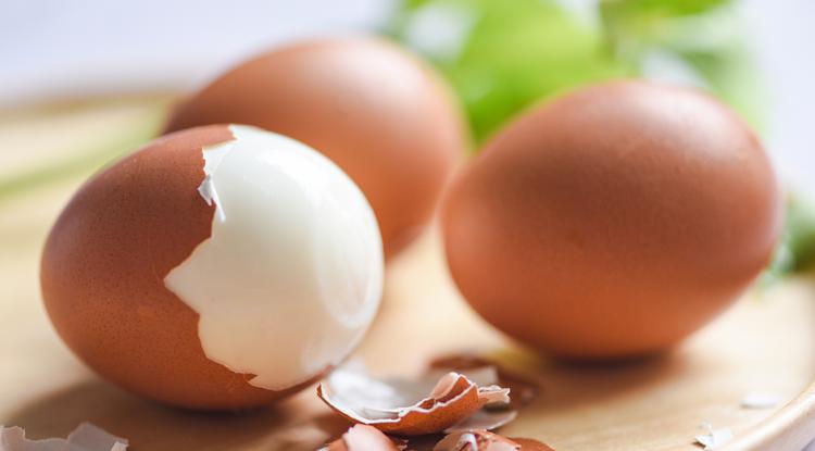 Ennyire egyszerű megpucolni a húséti főtt tojást. Nekem még anyósom mutatta és tényleg működik. Fotó: Getty Images