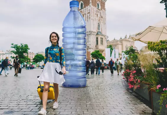 Butelka wielkości wieży. Nie byłoby tego plastiku, gdybyśmy inaczej pili wodę 