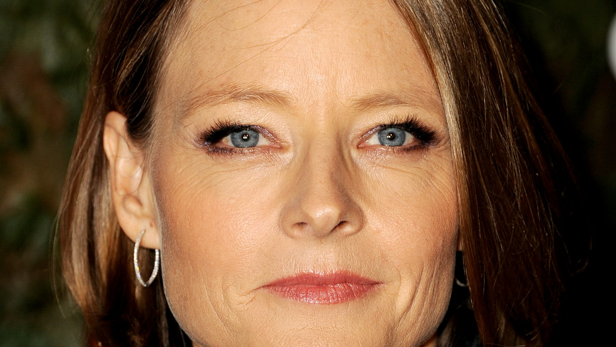 Jodie Foster z dumą nosi obrączkę na palcu. 51-letnia aktorka wzięła ślub ze swoją partnerką, 44-letnią Alexandrą Hedison. Jak donoszą amerykańskie media para pobrała się w ostatni weekend podczas skromnej i cichej ceremonii.