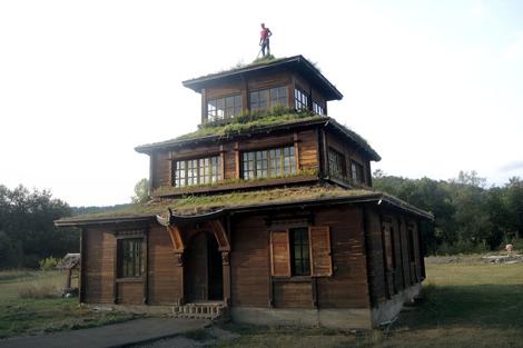 Na krovovima kuće raste trava, koja služi kao izolator, a Milan je povremeno kosi