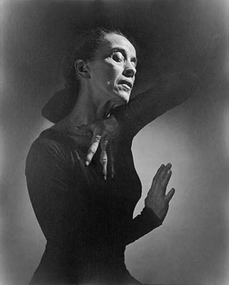 Martha Graham. Fotografia wykonana w 1948 r. przez Yousufa Karsha. fot. Wikimedia Commons.