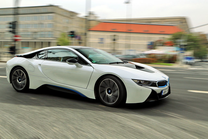 BMW i8 - samochód z piorunującym wrażeniem