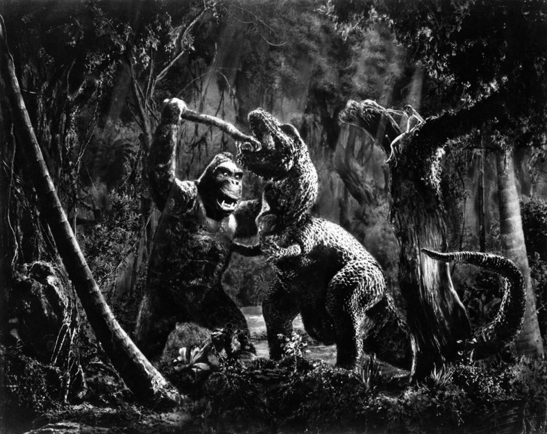 Przed obejrzeniem remake'u Petera Jacksona warto także rzucić okiem na oryginał z lat 30. Co prawda dinozaurów jest tam znacznie mniej, ale toporna animacja poklatkowa ma swój niepowtarzalny urok. Z nieznanych przyczyn dinozaurów zabrakło w wersji z lat 70., z tego i wielu innych powodów ten film odradzamy.