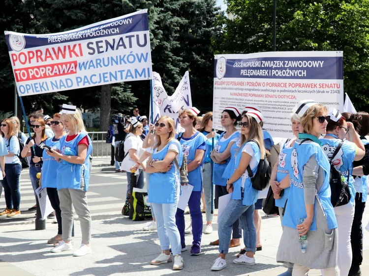 Pielęgniarki protestują przed Sejmem Patrzymy posłom na ręce ZDJĘCIA