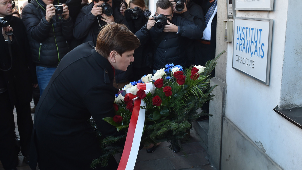 Łączymy się z rodzinami ofiar zamachów terrorystycznych w Paryżu, łączymy się z narodem francuskim - powiedziała w sobotę desygnowana na urząd premiera wiceprezes PiS Beata Szydło. Zapewniła, że jako premier zrobi wszystko, by Polacy byli bezpieczni.