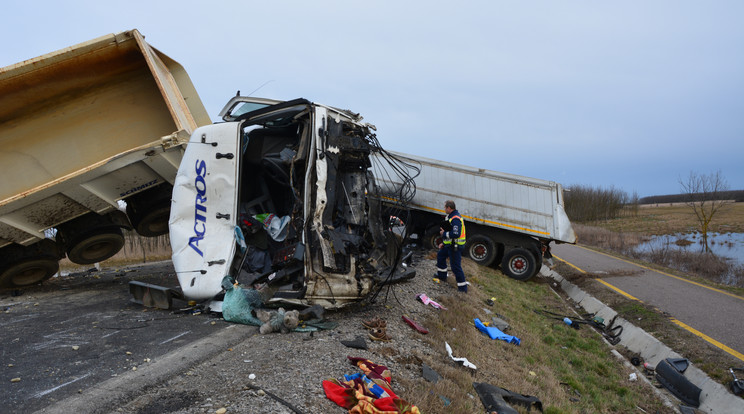 Berettyóújfalui kamion baleset / Fotó:berettyóújfalui HTP és a Hajdú-Bihar megyei katasztrófavédelmi műveleti szolgálat