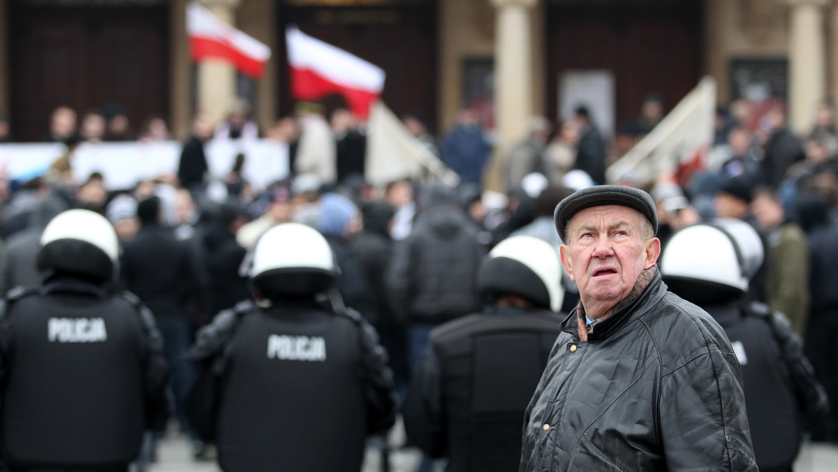 Kilkaset osób uczestniczy w marszu równości, który przemieszcza się ulicami Poznania. Wydarzenie przebiega bez znaczących incydentów, policja udaremnia próby zakłócenia przemarszu.