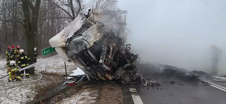 Potworna czołówka dwóch TIR-ów. Tak się kończy wyprzedzanie na wzniesieniu