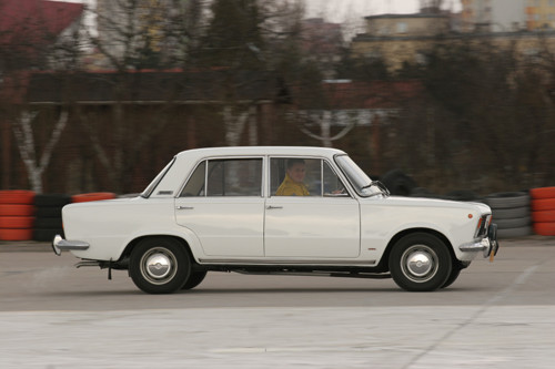 "Duży" Fiat 1.3 kontra Łada 2107 1.3 - Klasyki PRL-u w teście mistrza