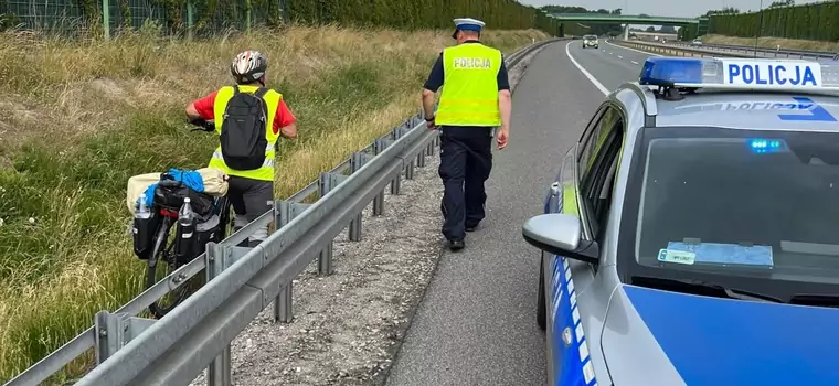 Jechał po drodze ekspresowej rowerem z sakwami. Policjanci nie kryli oburzenia