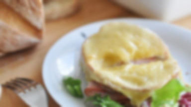 Kanapka w biegu … czyli pieczywo z szynką, serem gruyere i beszamelem