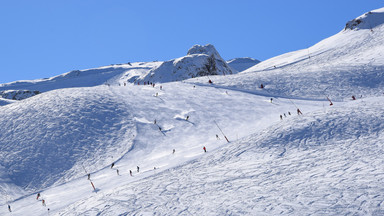 Śmiertelny wypadek Polaka na stoku narciarskim w Austrii. Spadł z niemal 30 metrów