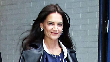 Katie Holmes w oversizowych spodniach. Ten model wraca do łask