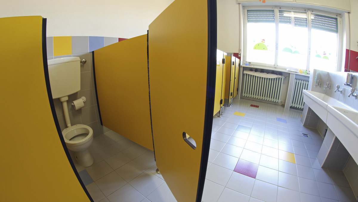 Setki dzieci są wysyłane do szkoły w pieluchach, a nastolatkowie nie potrafią korzystać z toalety - to szokujące wyniki badań przeprowadzonych w brytyjskich szkołach.