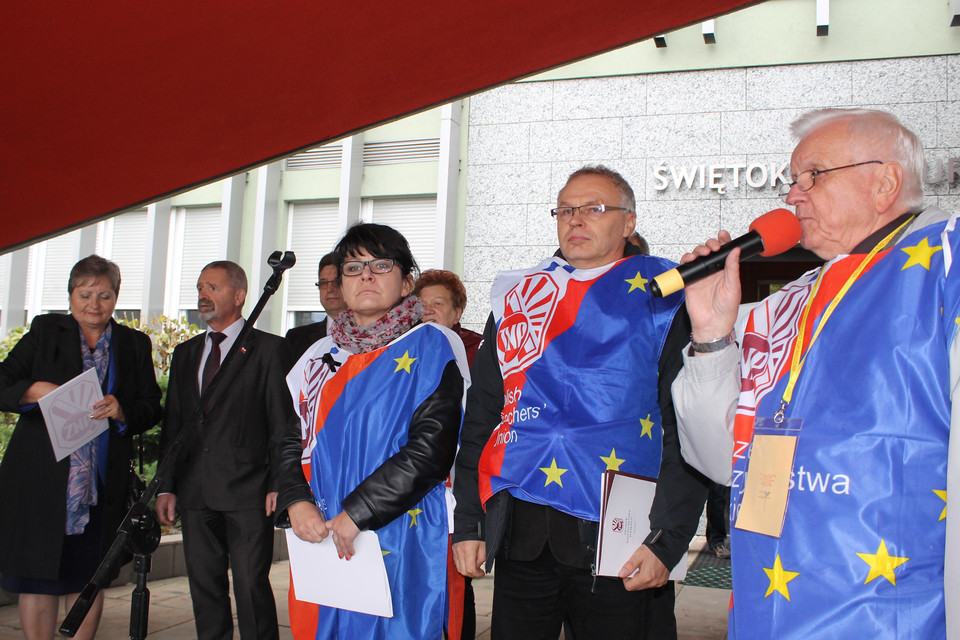 Kielce: "NIE" dla reformy edukacji. Głośny protest świętokrzyskich nauczycieli