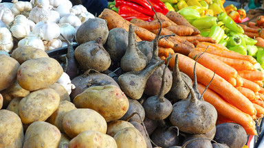 Mniej owoców i warzyw na rynku w Broniszach z powodu suszy