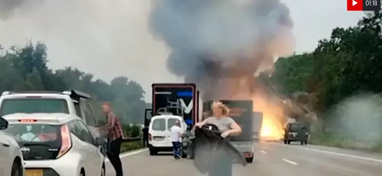 Eksplozje na autostradzie w Niemczech. Pasażerowie musieli uciekać z samochodów [WIDEO]