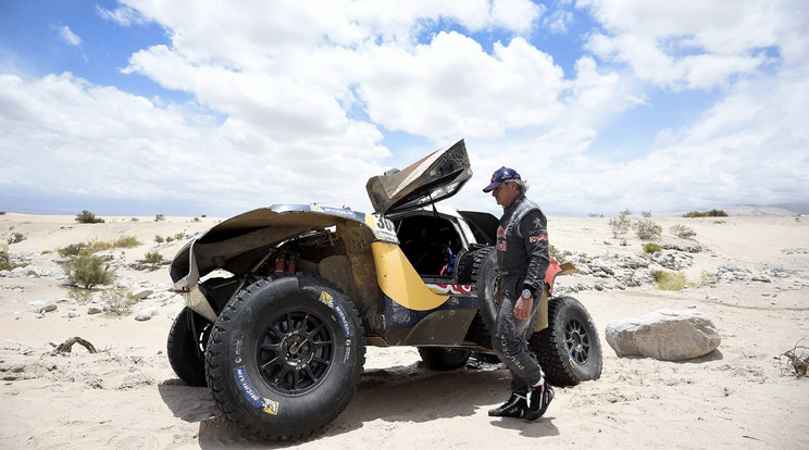 Vezette a Dakar-ralit a spanyol Carlos Sainz, de az autója nem bírta a tempót / Fotó: MTI