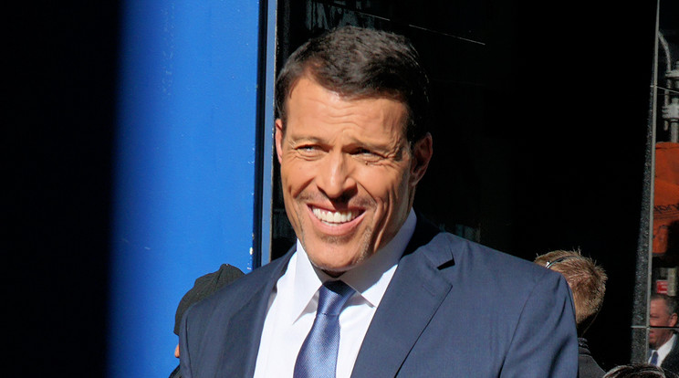 Anthony Robbins parázson sétáltatta tanítványait /Fotó: Profimedia-Reddot