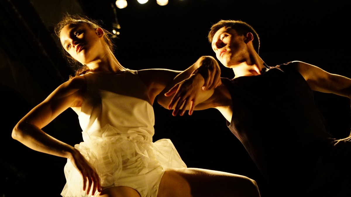 W kinach można już oglądać film o Ohadzie Naharinie. To jeden z największych choreografów świata, twórca sukcesów izraelskiej grupy Batsheva Dance Company. Konstruktor własnego kodu ruchowego. Sekciarz, wizjoner, rewolucjonista - mówią o nim polscy choreografowie. Marta Ziółek ("Zrób siebie"), Jarosław Staniek ("Córki dancingu") i Paweł Sakowicz (nominacja do "Paszportu Polityki"), o Naharinie i ruchu w polskim w teatrze.