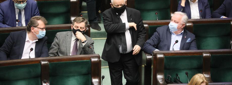  Posłowie i senatorowie otrzymali za styczeń uposażenia niższe o około 1400 złotych