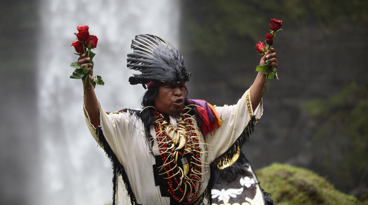 Parfümillat, felesek, dohány, a szél fuvallata, hangszerek, ezek jellemzik leginkább az ecuadori sámánok szertartását / Fotó: AFP