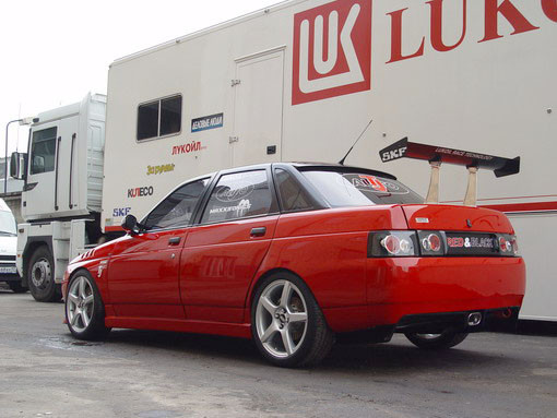 Lada Red&amp;Black: z toru wyścigowego do miejskiej dżungli