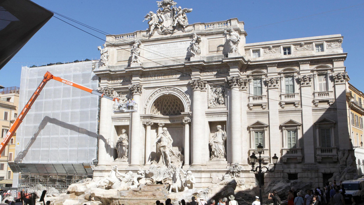 Remont słynnej barokowej Fontanny di Trevi w sercu Rzymu będzie kosztować 2,5 mln euro - poinformował w poniedziałek burmistrz wiecznego miasta Gianni Alemanno. Fontannę zamknięto, aby ocenić skalę niezbędnych prac.