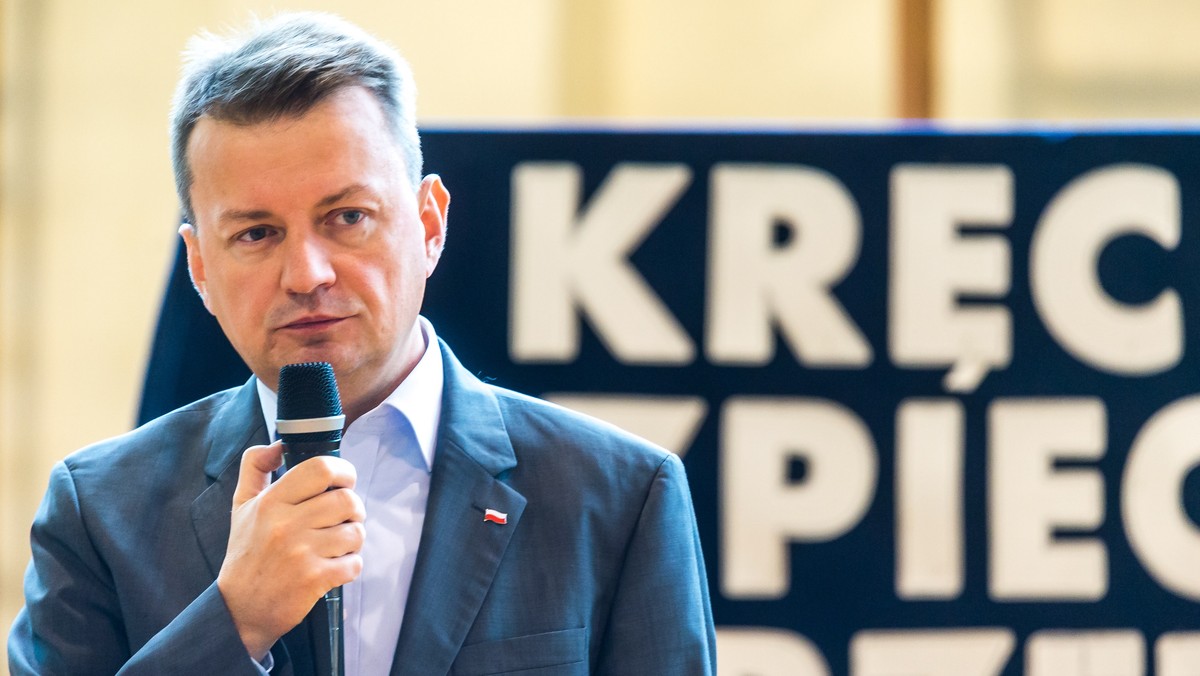 Minister spraw wewnętrznych i administracji Mariusz Błaszczak pytany o raport tygodnika "Polityka", z którego wynika, że służby za chętnie i za łatwo podsłuchują oraz że zajmują się zbieraniem haków na opozycję, powiedział, że są to "bezpodstawne teorie".