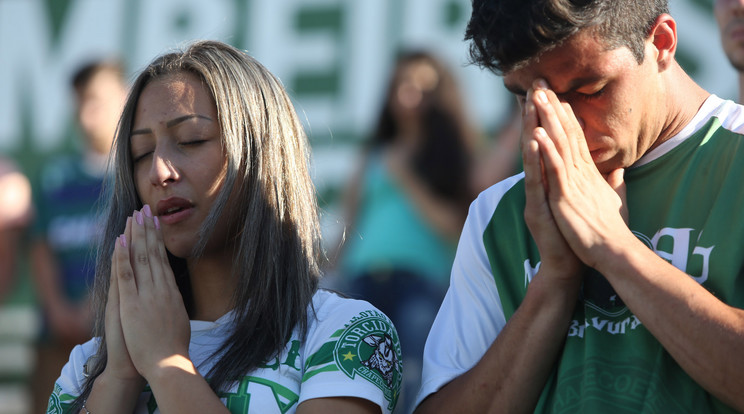 Nem hiába imádkoztak a Chapecoense játékosaiért világszerte, a túlélők állapota napról napra javul  /Fotó: AFP