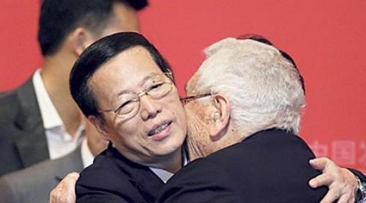 Nyakcsók járt a kínai politikusnak 