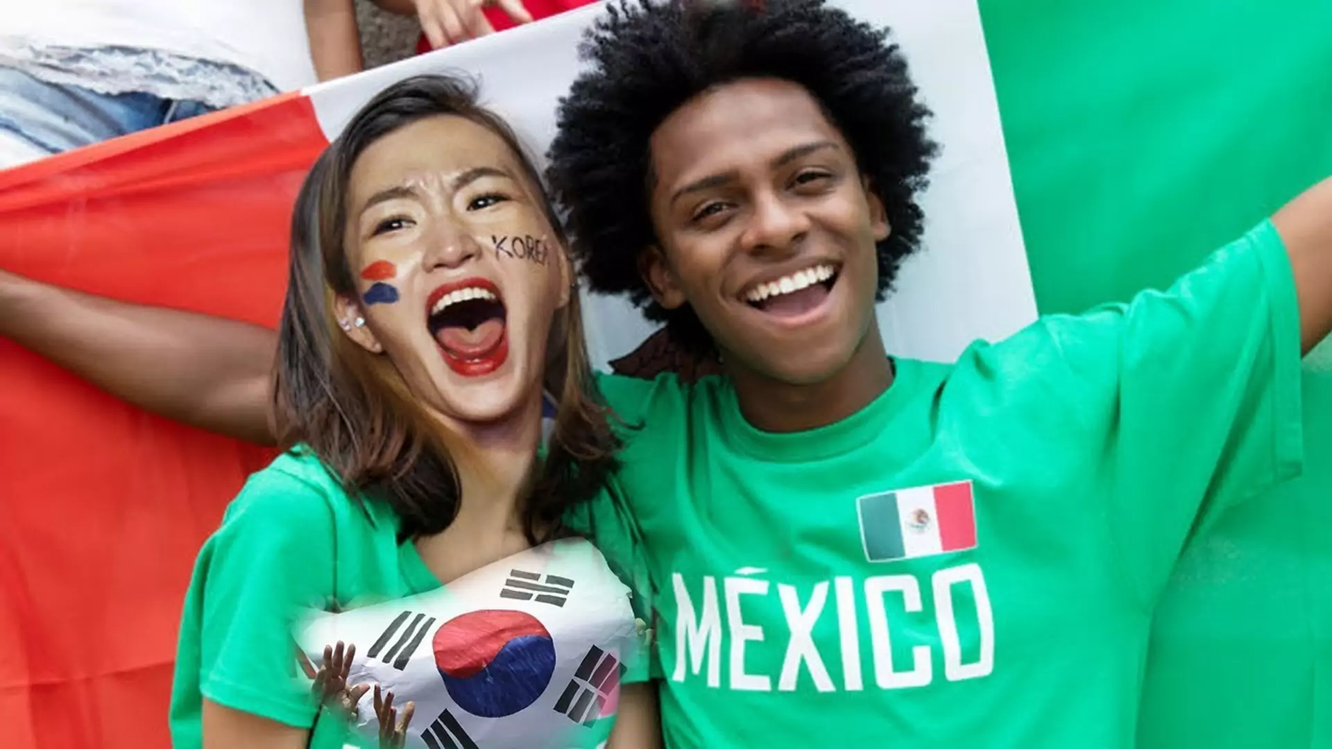 Meksykańscy kibice noszą Koreańczyków na głowach i porywają ambasadora na tequilę