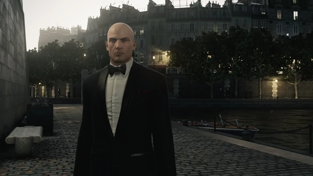 Agent 47 nadrabia miną. I stylową muchą.