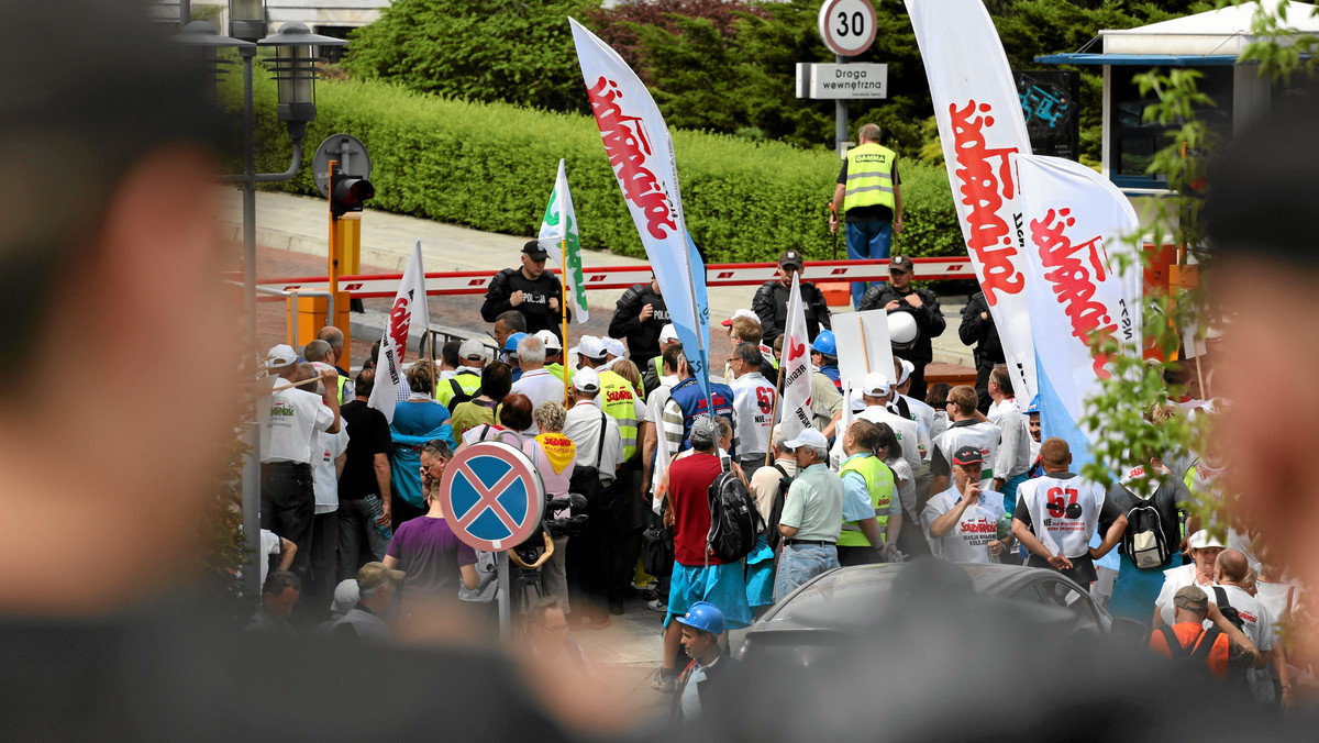 Władze "Solidarności" zapewniają, że nie płacą. Jednak z informacji "Gazety Wyborczej" wynika, że uczestnicy manifestacji pieniądze dostają. Za najbliższą, wrześniową – 100-150 zł za osobę.