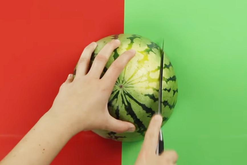 Így szeletelheted fel könnyedén a legnagyobb görögdinnyét is