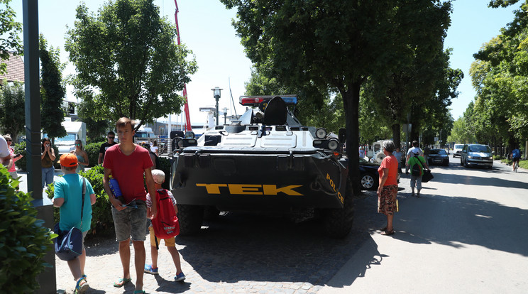 A Terrorelhárí-
tási Központ 
járműve a balatonfüredi vb-
helyszín közelében – ezt is 
sokan megnézték /Fotó: Pozsonyi Zita