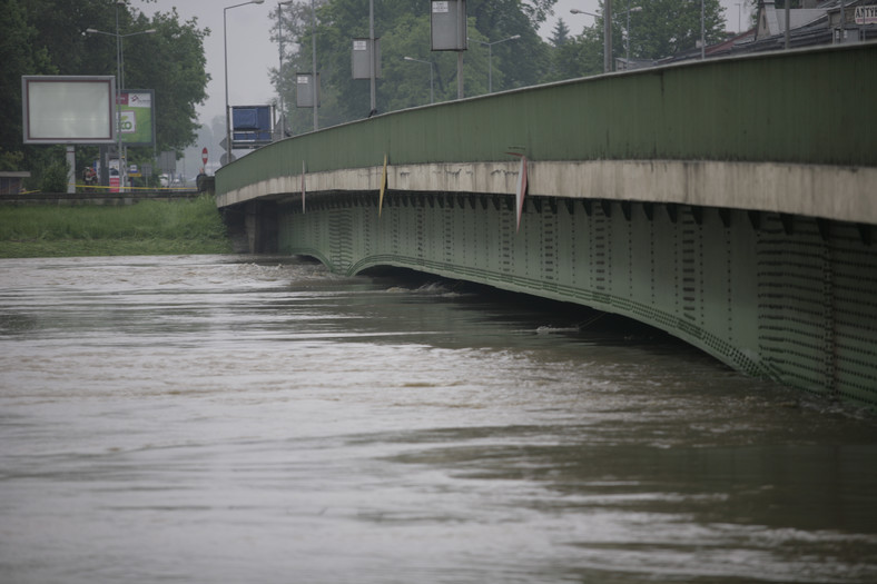 Most Dębnicki podczas powodzi 19 maja