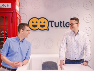 Z usług językowych Tutlo korzysta już ok. 300 firm. Damian Strzelczyk i Tomasz Jabłoński, założyciele firmy, widzą wzrost zainteresowania firm ich usługami w czasie lockdownu dla siłowni i basenów