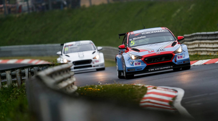 Michelisz Norbert, a túraautó-világkupában (WTCR) versenyző BRC Racing Team pilótája Hyundai WTCR versenyautójával / Fotó: AFP