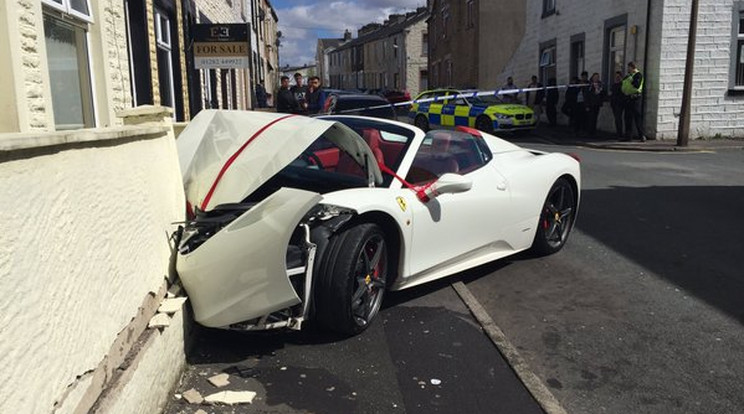 Ferrarival száguldott neki a házfalnak a vőlegény/Fotó: Twitter/Lancs Road Police