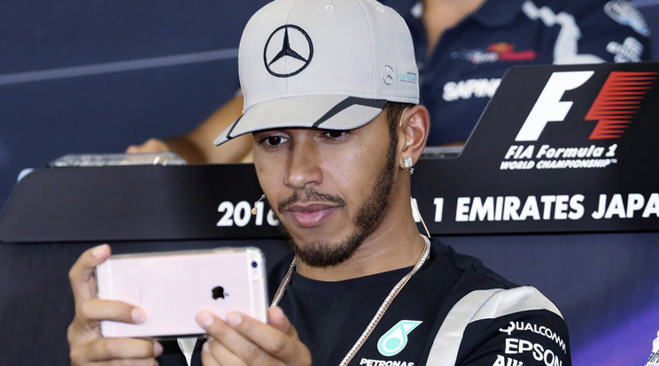 A Japán Nagydíj sajtótájékoztatóját Lewis Hamilton unalmasnak találta, ezért elkezdett művészkedni /Fo­tó: MTI