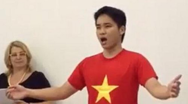 Elképesztő! Vietnami srác énekli a Hazám, hazámat – videó!