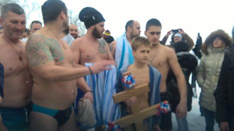 Ivan Jankovic, brat bebe, najmlađi je učesnik ovogodišnjeg plivanja za časni krst u Šapcu