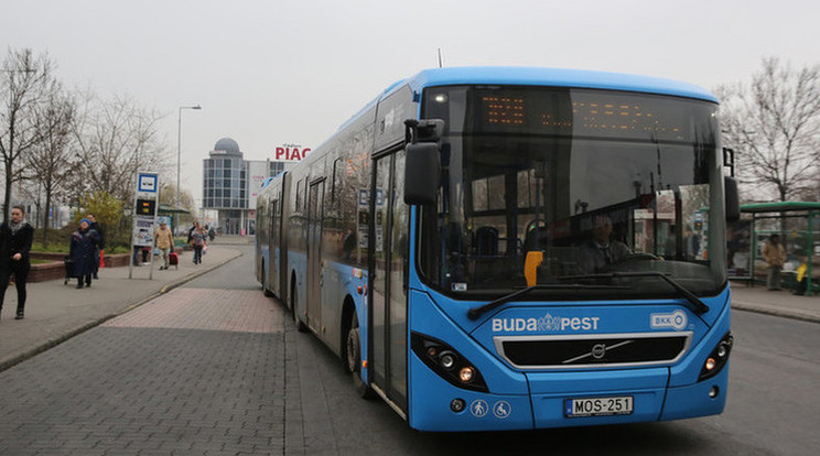 Az utas ököllel ütötte a busz ablakát (illusztráció) / Fotó: RAS-archívum