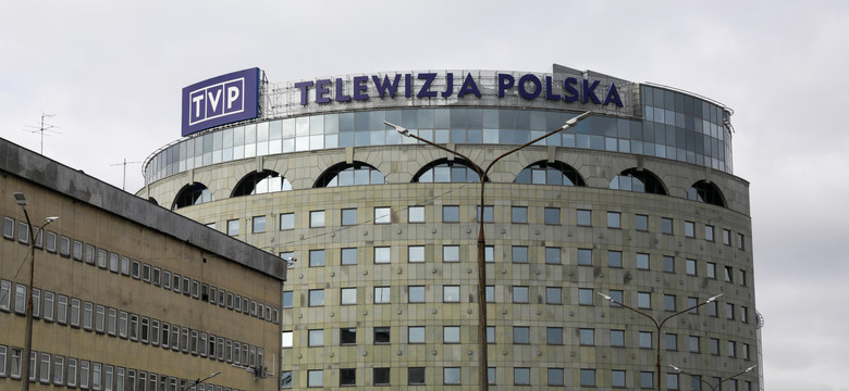 "Polacy stawiają na PiS"? Jest skarga na paski w TVP