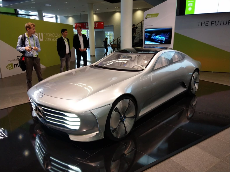 Tu już zupełnie odjechany samochód koncepcyjny Mercedes-Benz IAA Concept. To kolejny model autonomiczny Mercedesa, obok nie mniej kosmicznego F015