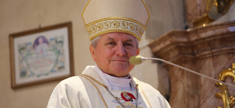 Biskup Janiak, antybohater filmu Sekielskich, udzieli święceń kapłańskich. Episkopat obiecuje komentarz