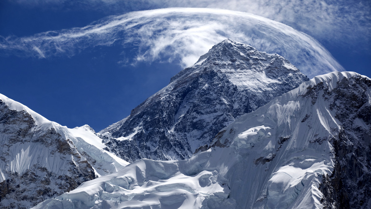 Władze Nepalu poinformowały, że wybudują drogę łączącą wioskę Jiri z miejscowością Lukla, skąd rusza większość trekkingów do bazy pod Mount Everest. Nowa, utwardzona trasa o długości 100 km skróci dotychczasowy czas podróży pod najwyższy szczyt na świecie o 4 dni.