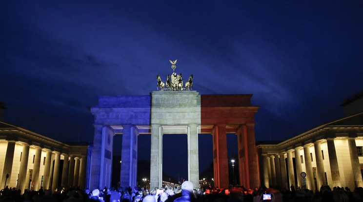 Francia nemzeti színekkel világították meg a Brandenburgi kaput Berlinben a merénylet után. Fotó: MTI