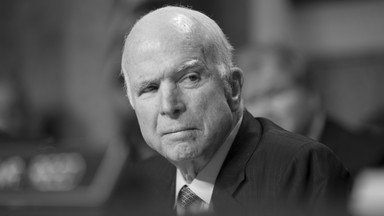 Polscy politycy żegnają senatora Johna McCaina